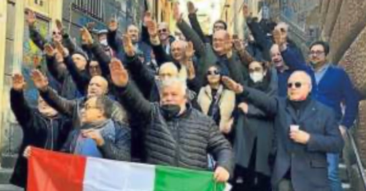 A Napoli i camerati di Giorgia Meloni fanno i brindisi col saluto romano