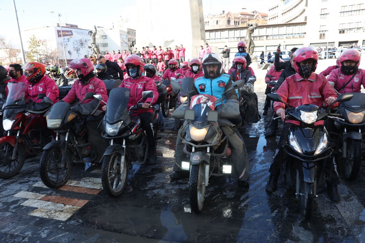 Salari da fame e zero diritti, i rider turchi spengono i motori