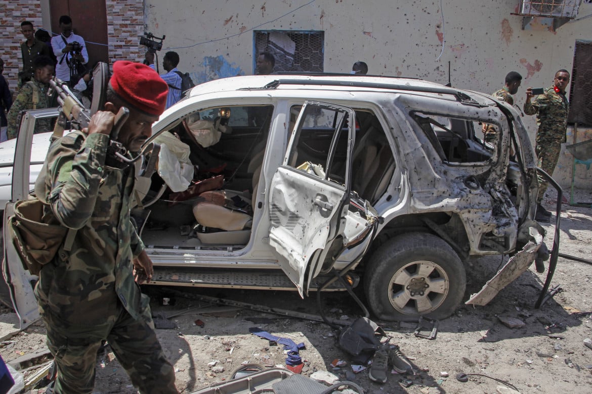 Kamikaze di Al-Shabaab contro  il convoglio dei  delegati parlamentari