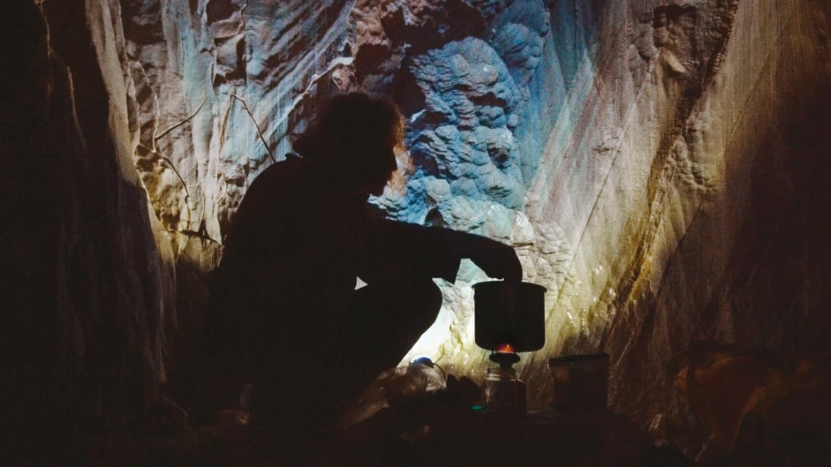 «Caveman», in profondità dove la solitudine si fa scudo nell’arte
