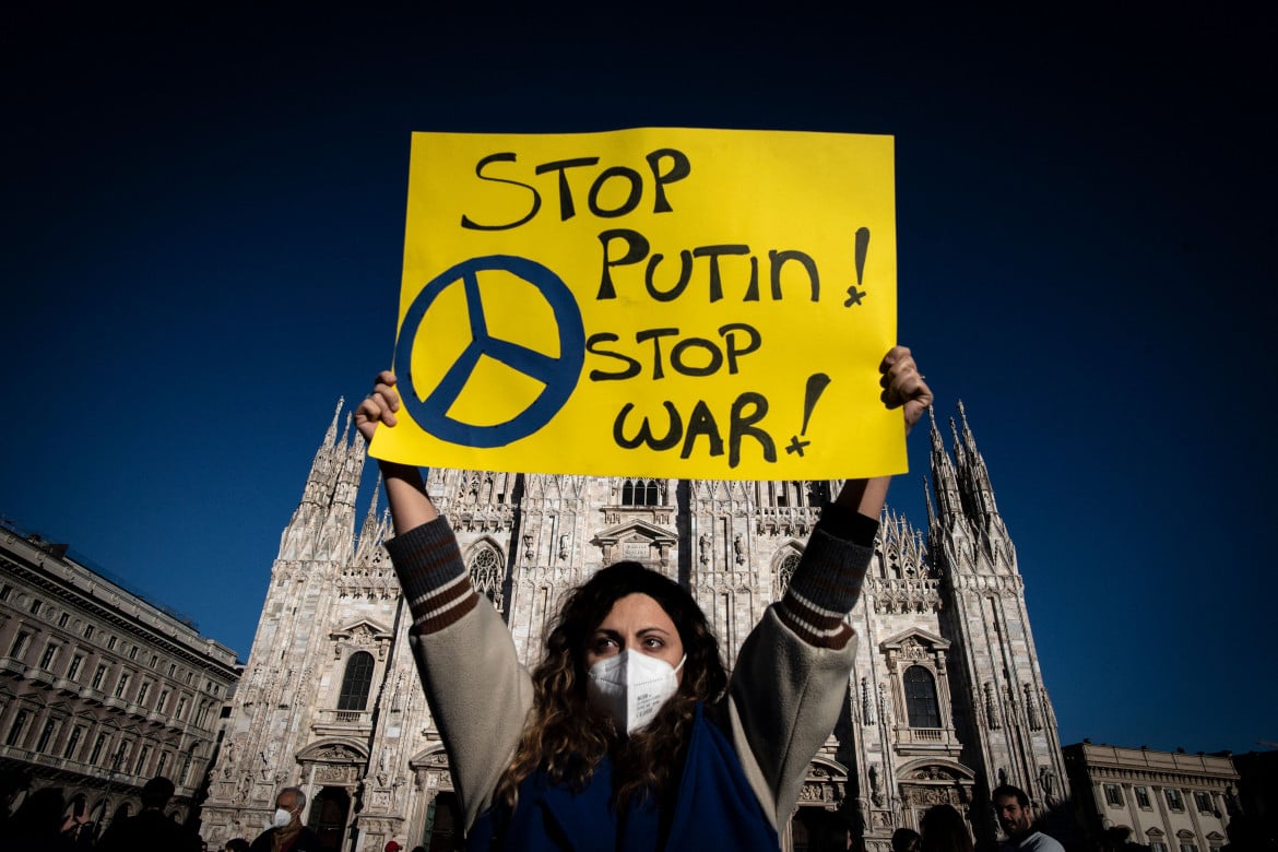 50 mila in corteo a Milano: «No a Putin, stop alla Nato»
