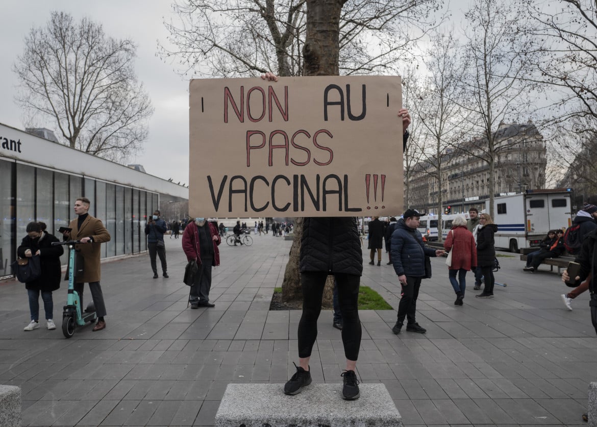 Francia, possibile revoca del pass vaccinale