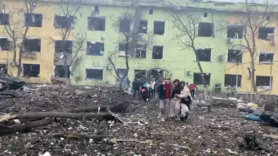 Mariupol, raid aereo su ospedale pediatrico. Zelensky: «Atrocità»