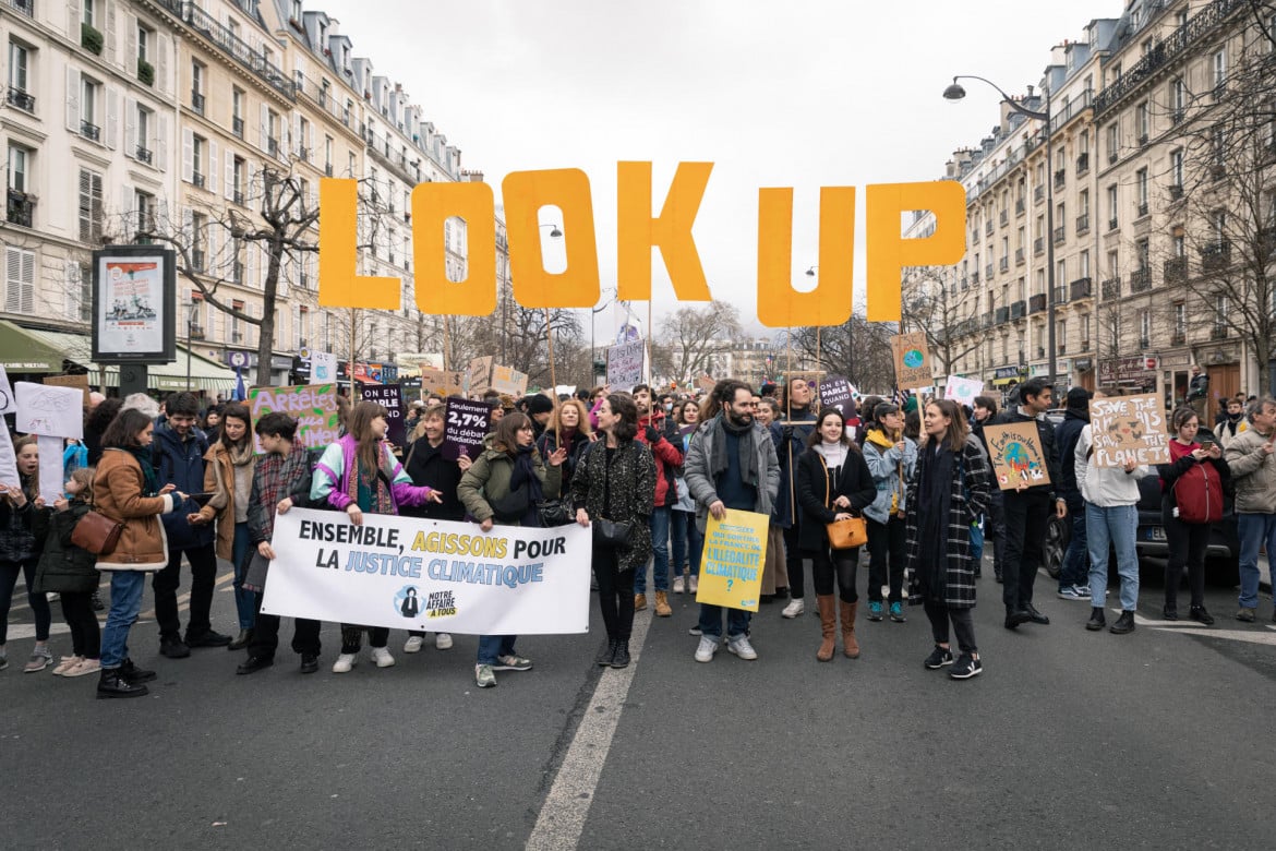 Gli ambientalisti francesi sfilano al grido «Look Up»