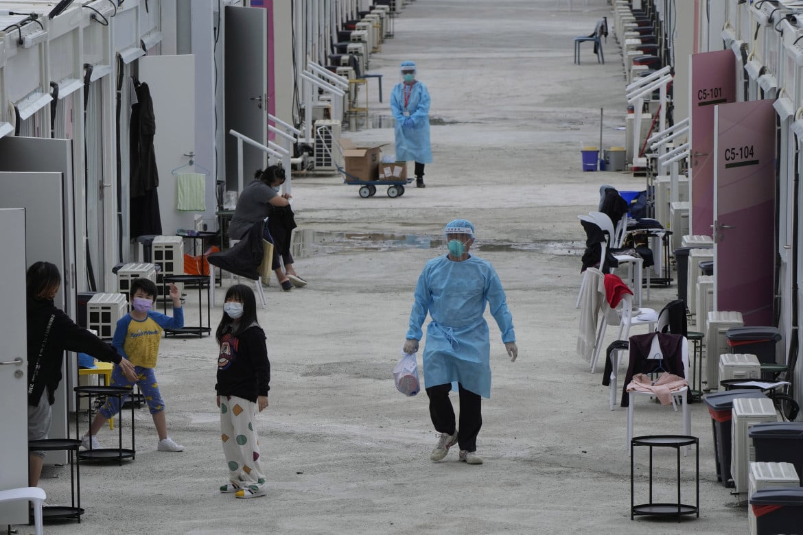 Hong Kong nel panico per la “quinta ondata”: in due settimane 500mila contagi