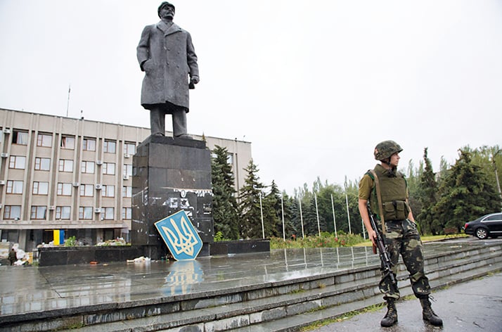 Per chi sventola la bandiera rossa nella terra contesa del Donbass