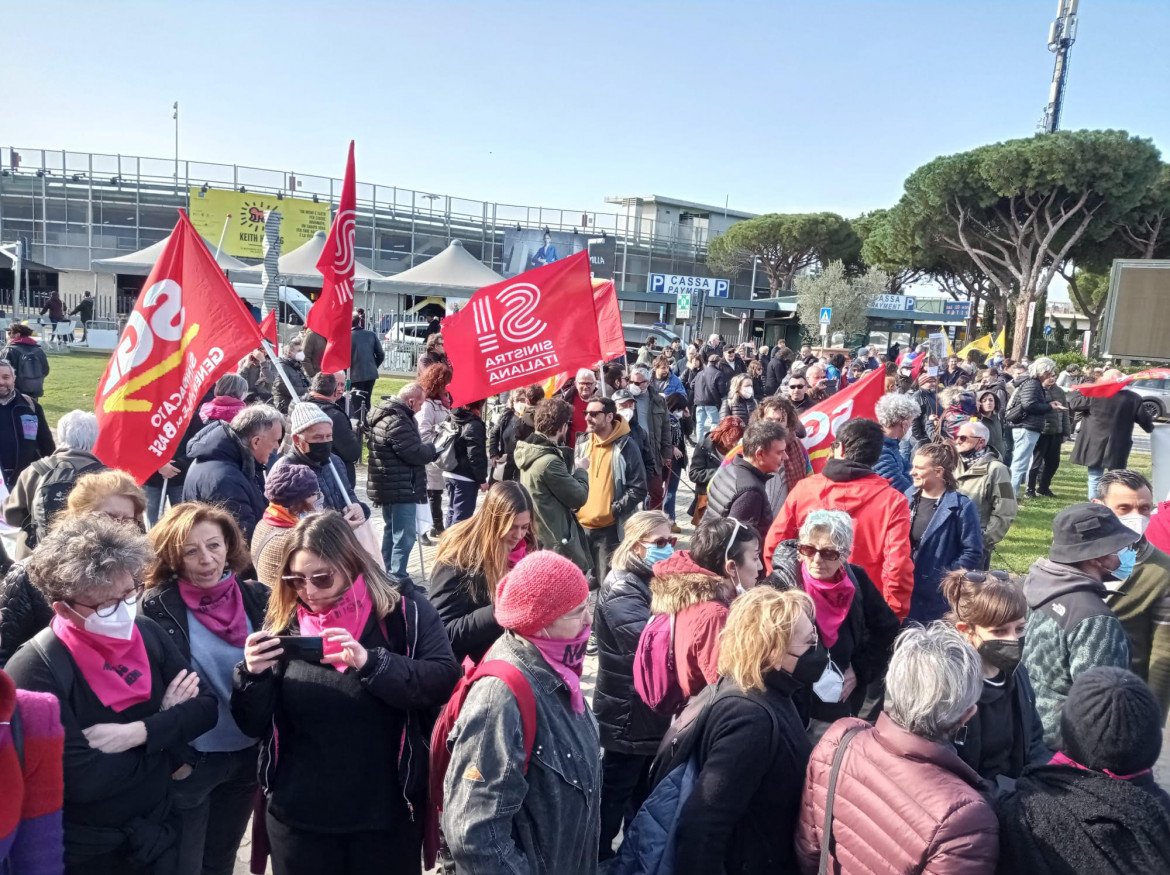 Allo scalo di Pisa la protesta contro «i voli di guerra»