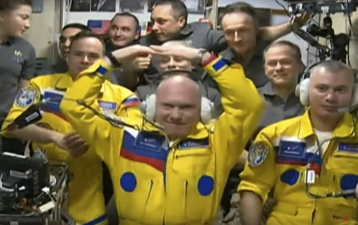 Cosmonauti russi in giallo e blu