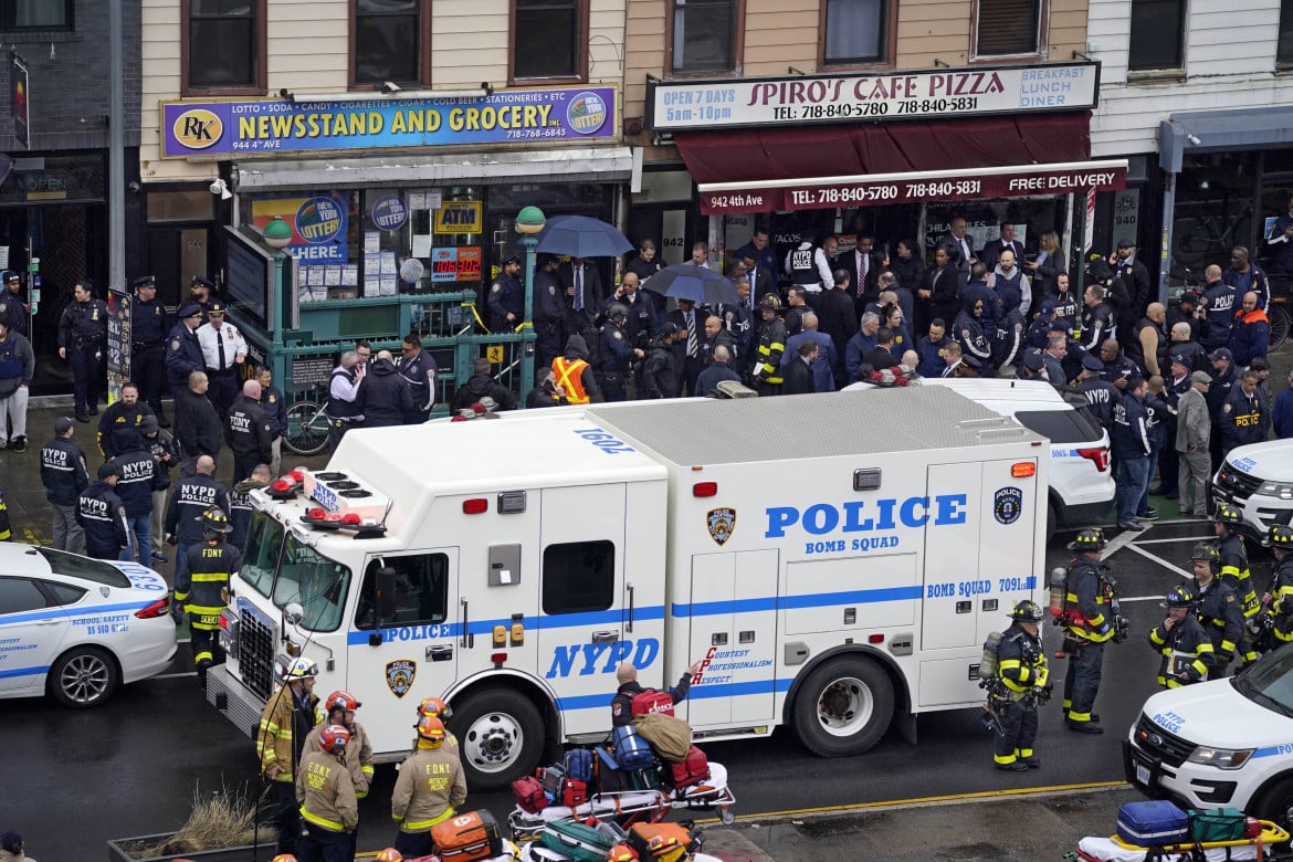 Paura a New York. Sedici feriti nella metro di Brooklyn