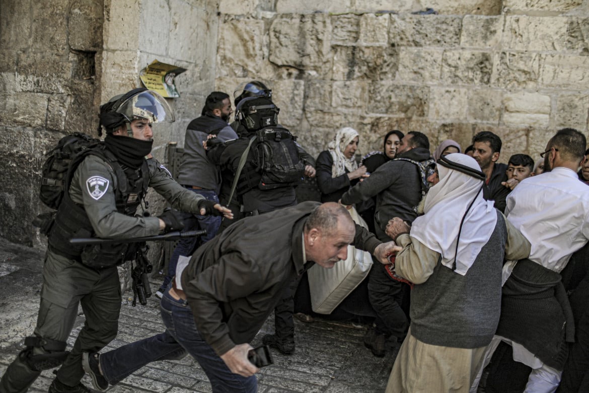 Granate, gas e pestaggi: Israele assalta la Spianata