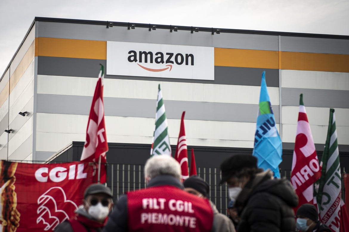 La protesta dei lavoratori al centro Amazon di Brandizzo, foto di Nicolò Campo /LightRocket via Getty Images