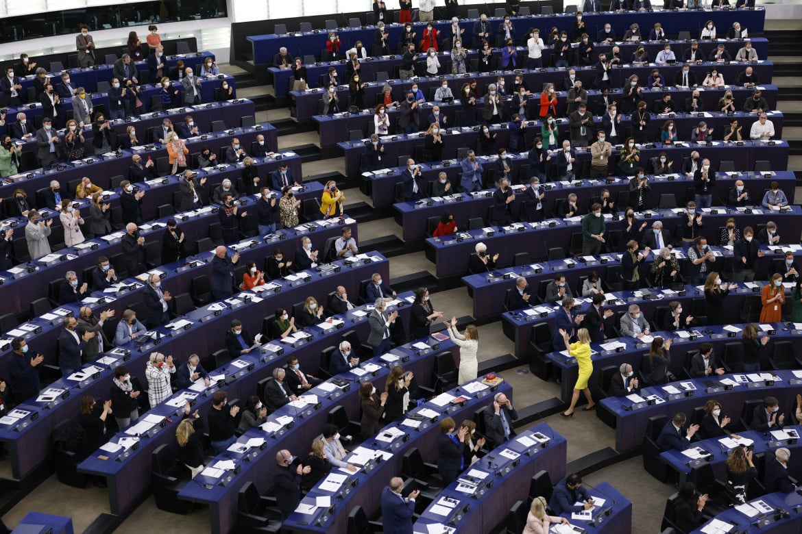 Il parlamento Ue oltre le sanzioni: embargo energetico totale