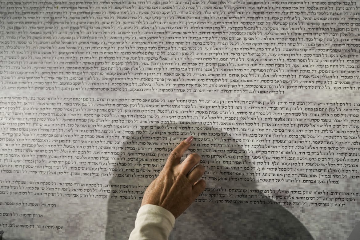 Muro commemorativo con i nomi delle vittime israeliane del 7 ottobre