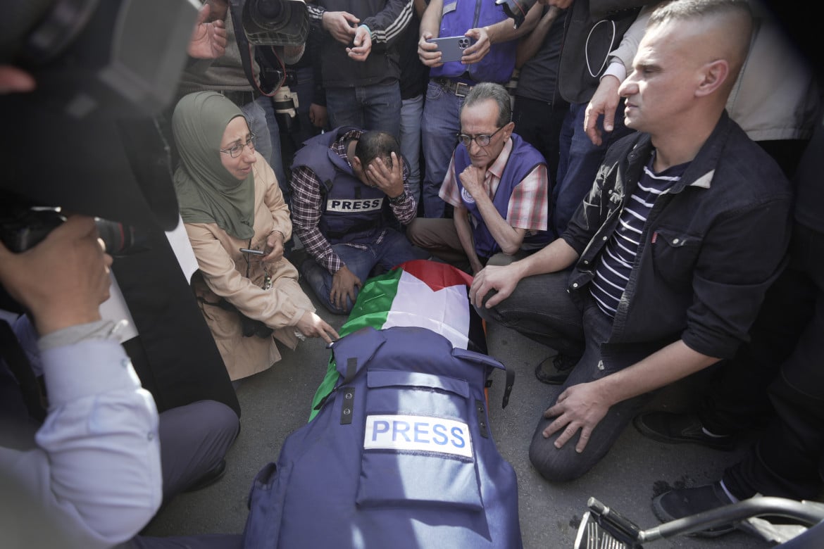 Uccisa la giornalista Shireen Abu Akleh. I Palestinesi: «è stato un cecchino israeliano»