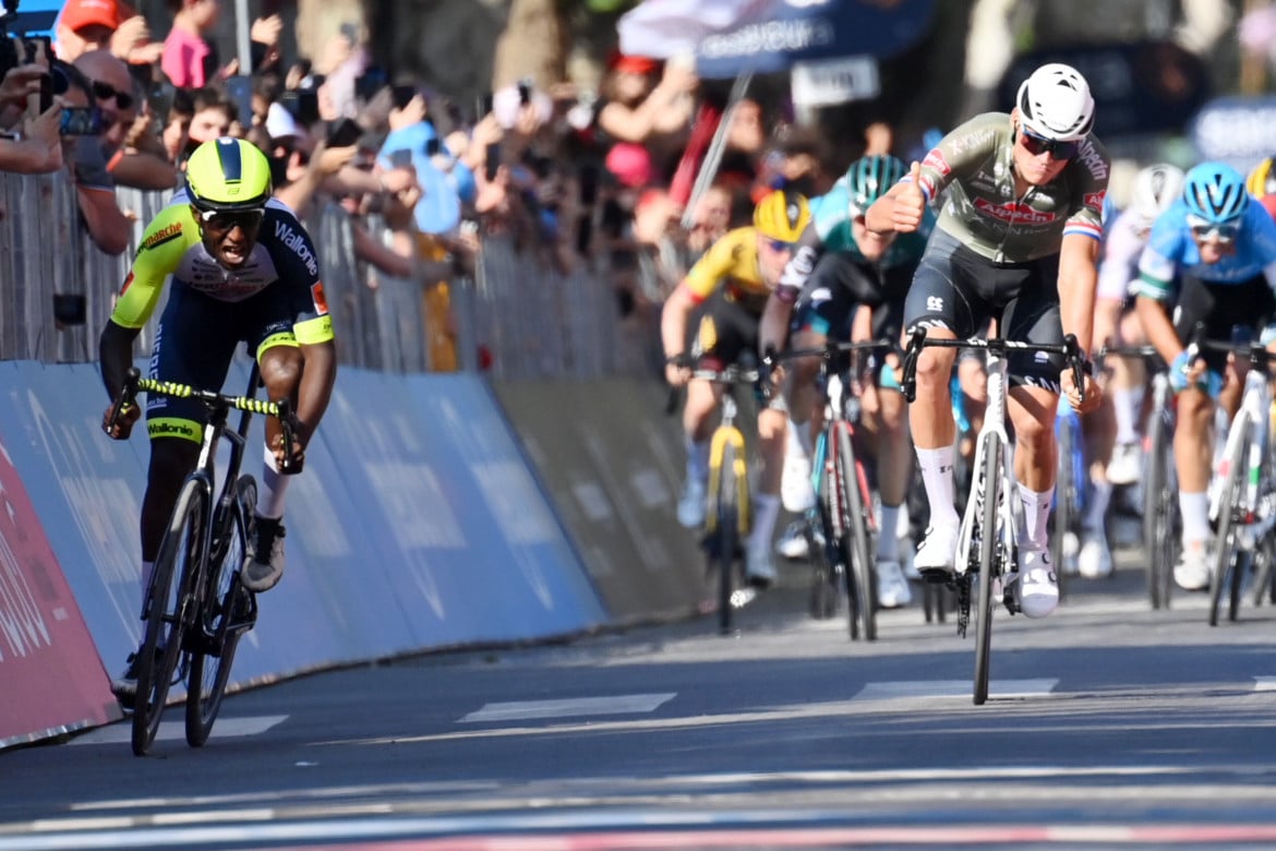 Girmay batte Van der Poel nel più bel duello del Giro