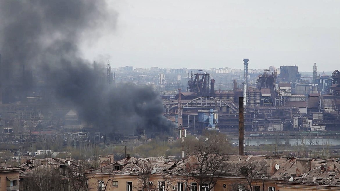 Tank russi attaccano Azovstal, «È un inferno». 127 civili a Zaporizhzhia