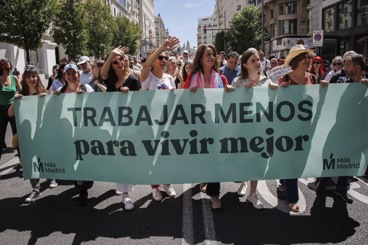 Spagna, i sindacati: «Ora aumentare gli stipendi»