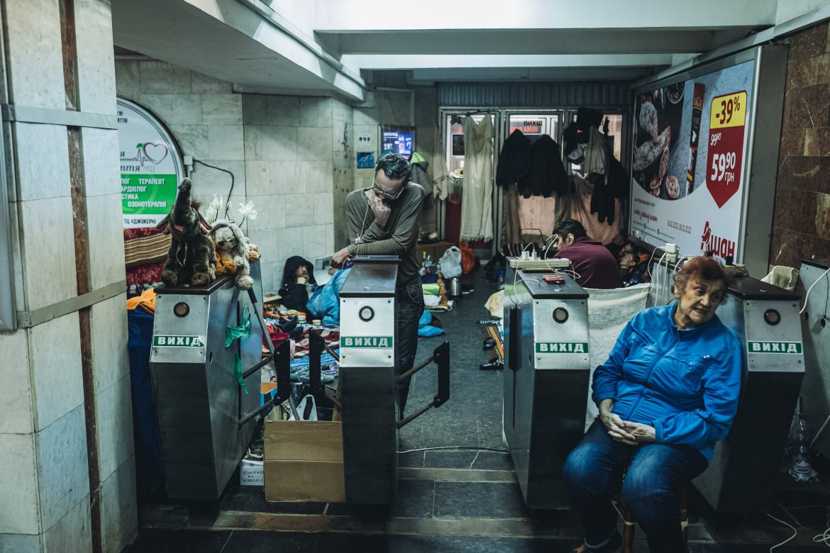 foto Cittadini di Kharkiv rifugiati nella metro