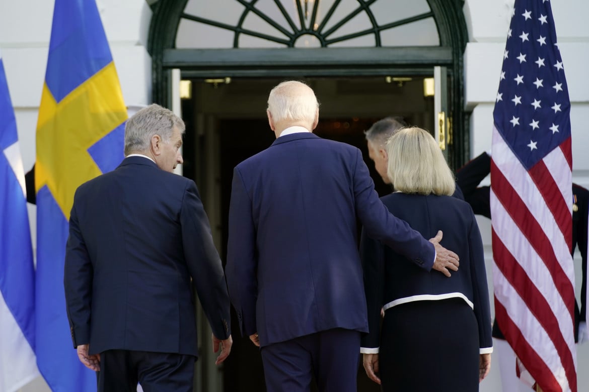 Biden accoglie i nuovi alleati della Nato. Ma il veto turco non cade: «Ospitano terroristi»