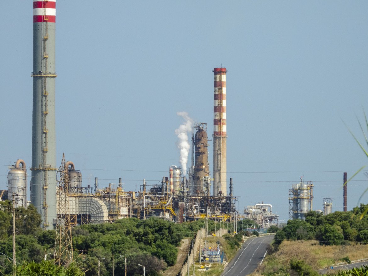 La raffineria Lukoil di Priolo venduta a un fondo cipriota: «Closing a marzo»
