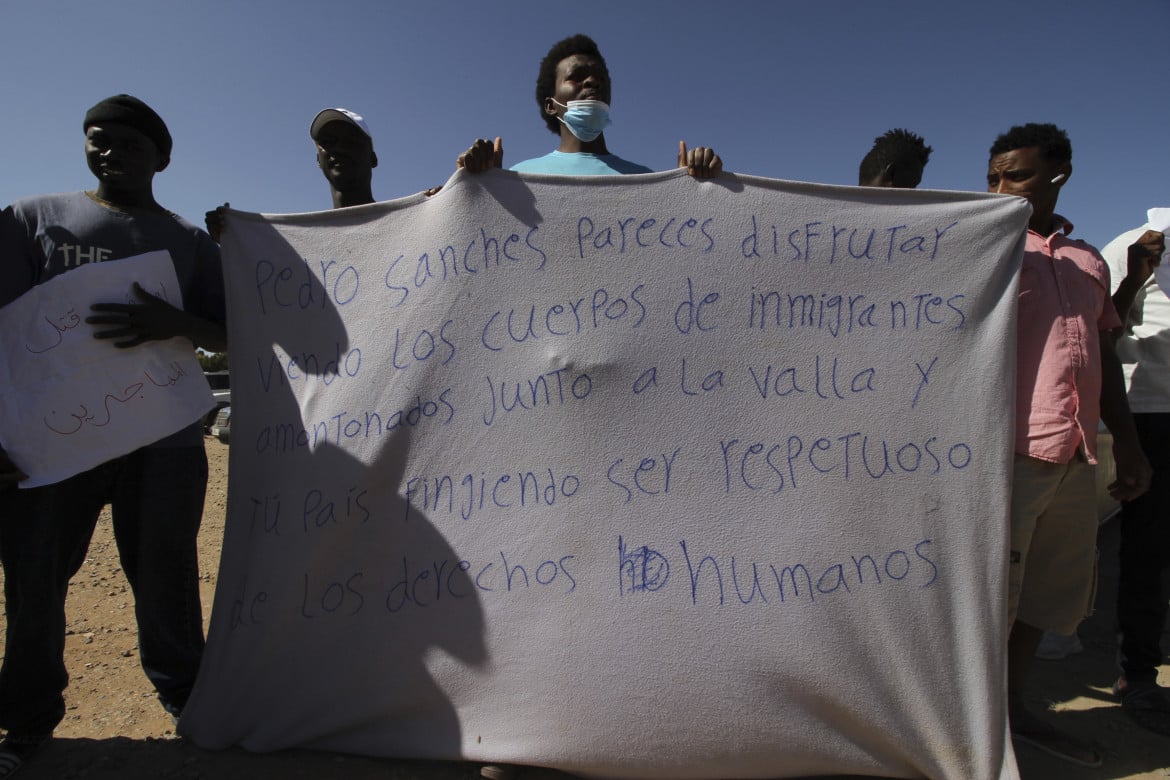 Strage di Melilla, «migranti sepolti in fosse comuni»