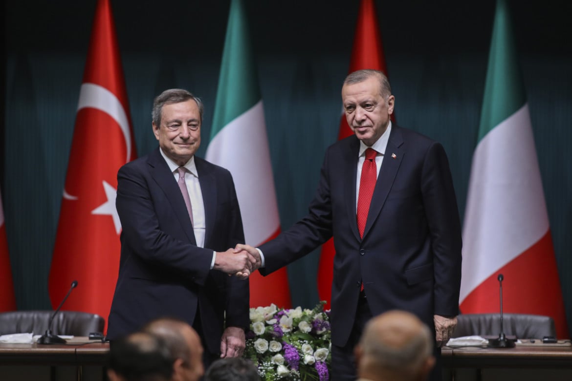 Migranti, Draghi fa il populista e stringe accordi con Erdogan