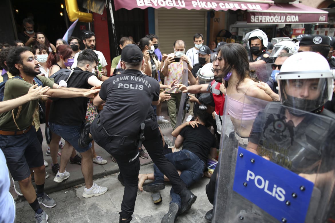 Centinaia di poliziotti reprimono il campus-arcobaleno di Ankara