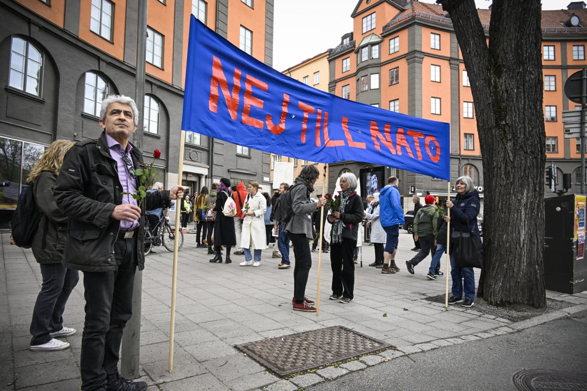 Il «tradimento» di Stoccolma nella Nato. Così «non si ottiene rispetto nel mondo»