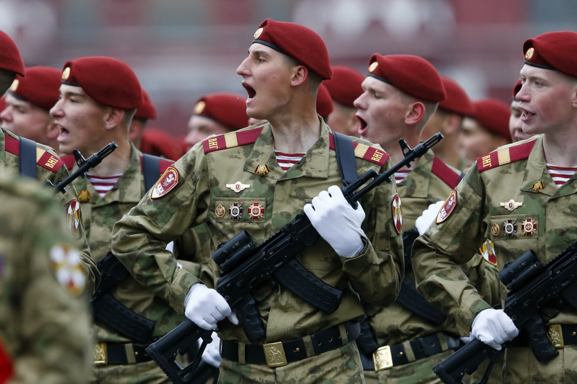 Mosca, soldati della Guardia nazionale russa marciano sulla Piazza Rossa foto Ap