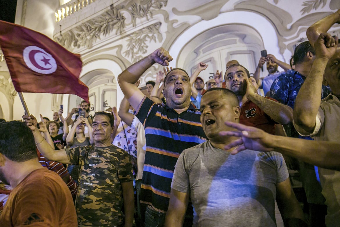 Tunisia, con il 27,4% dei votanti Kais Saied  completa il suo golpe