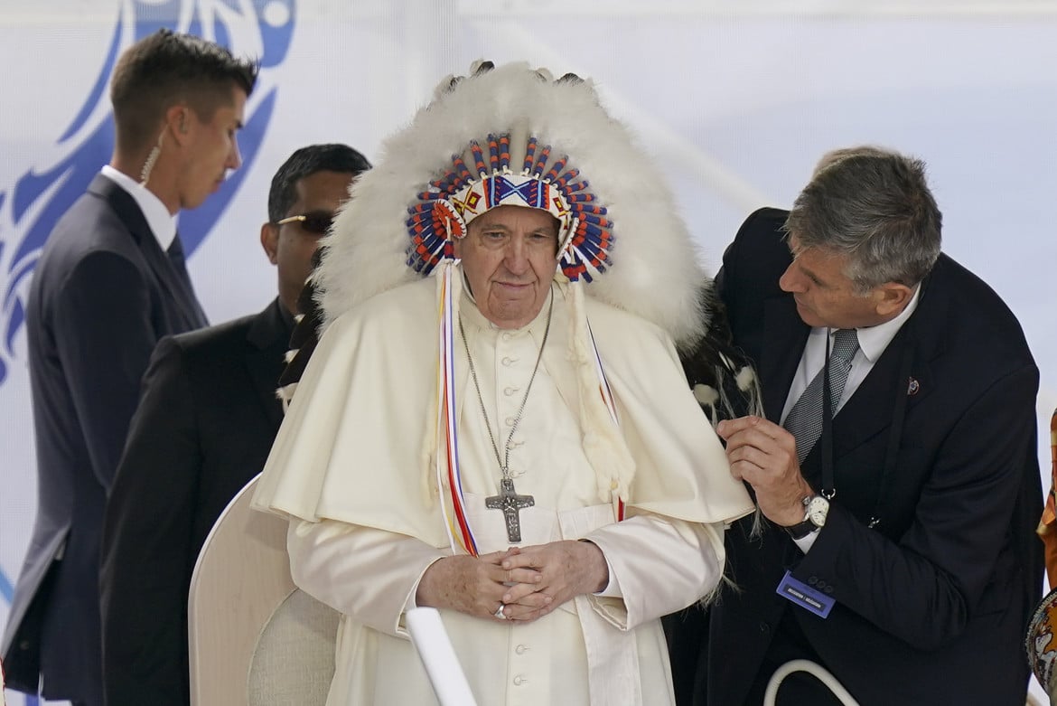 Il papa tra i nativi canadesi: «Perdono per il dolore inflitto dai cristiani»