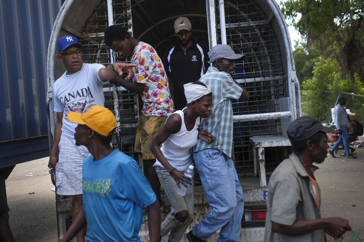 Haitiani privi di documenti vengono deportati al confine