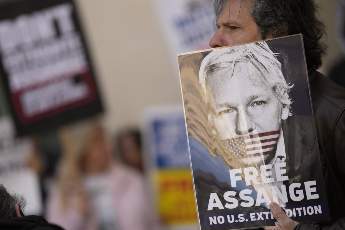 Julian Assange diventerà cittadino onorario di Napoli