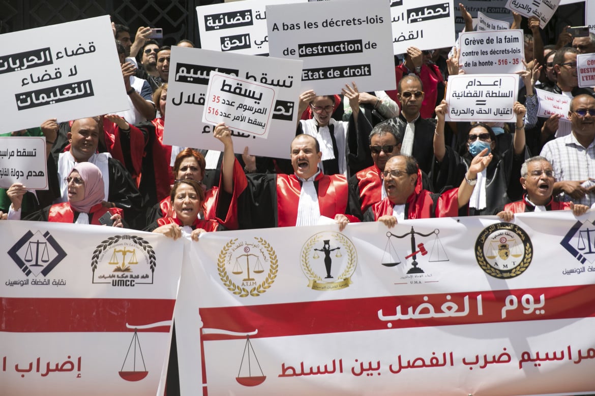 Protesta nelle strade di Tunisi, ultimo atto della democrazia