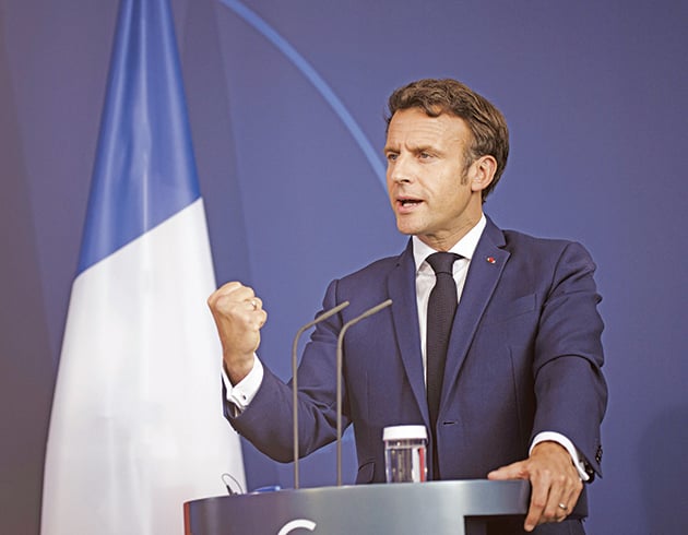 Macron si accorge della «fine dell’abbondanza». Sinistra all’attacco