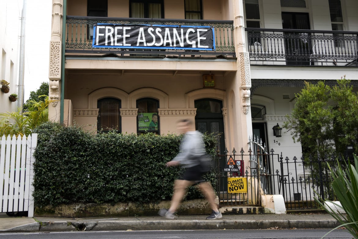 Julian Assange «sbarca» al Lido di Venezia