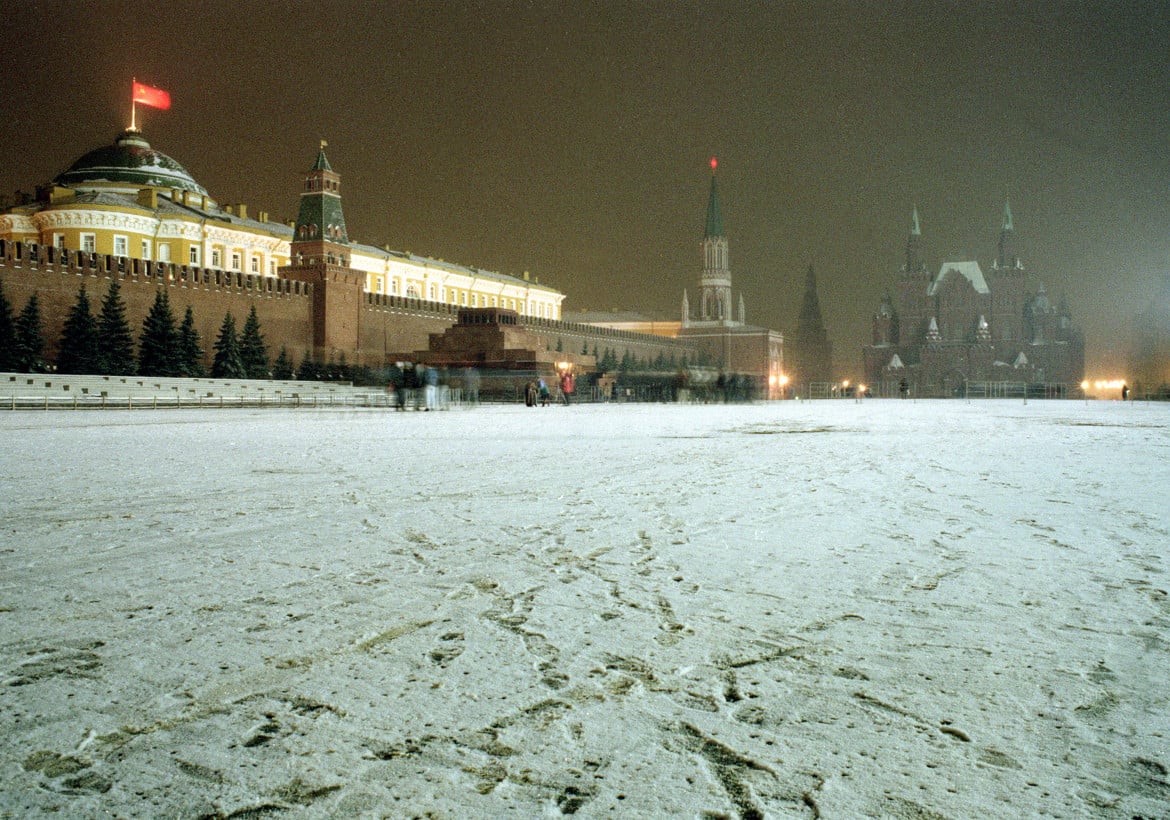 La bandiera rossa sul Cremlino il 21 dicembre 1991, foto Gene Berman /Ap
