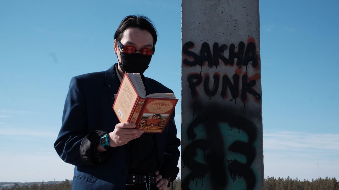 Il Cremlino imbavaglia il punk no war: arrestato il cantante yakuto Ammosov