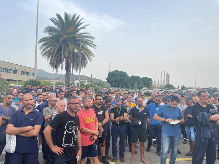 Operai in sciopero davanti alla Saras  per la morte di Stefano Nonnis