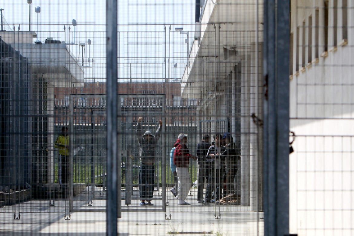 «Il ministro Piantedosi spieghi l’abuso di psicofarmaci sui migranti nei Cpr»