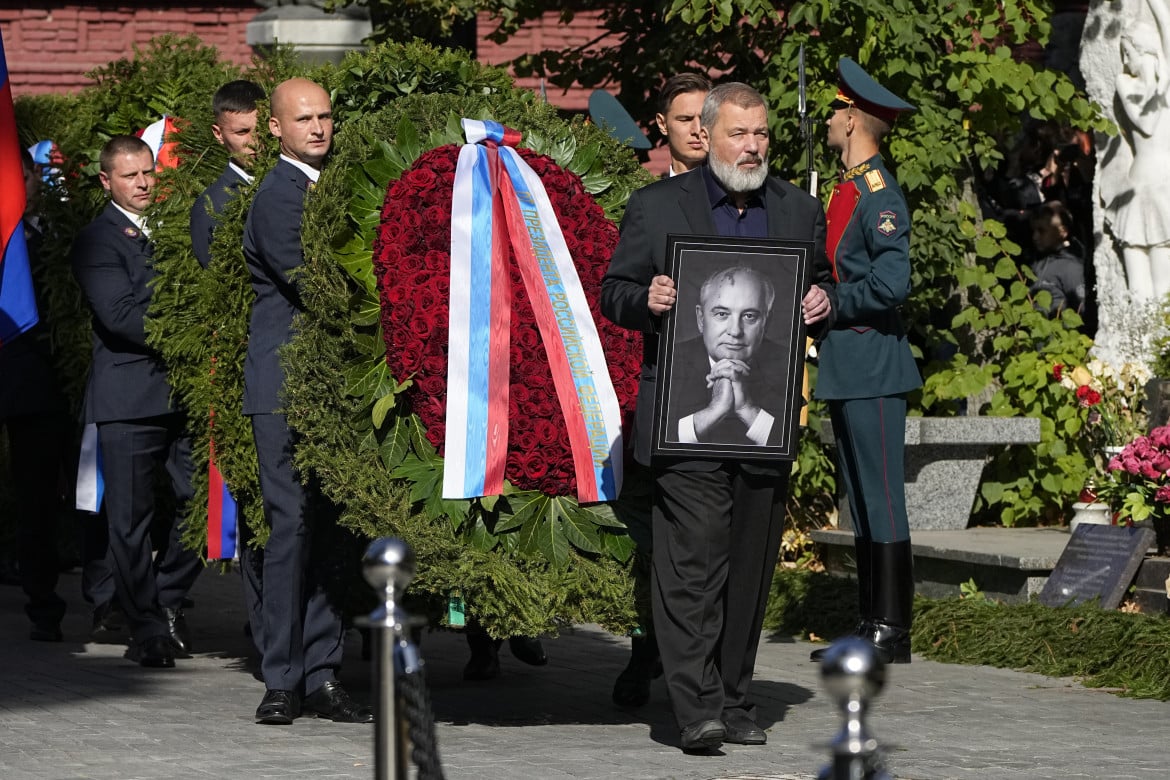 04desk1-sotto-sinistra-funerale-gorbaciov-muratov-ap