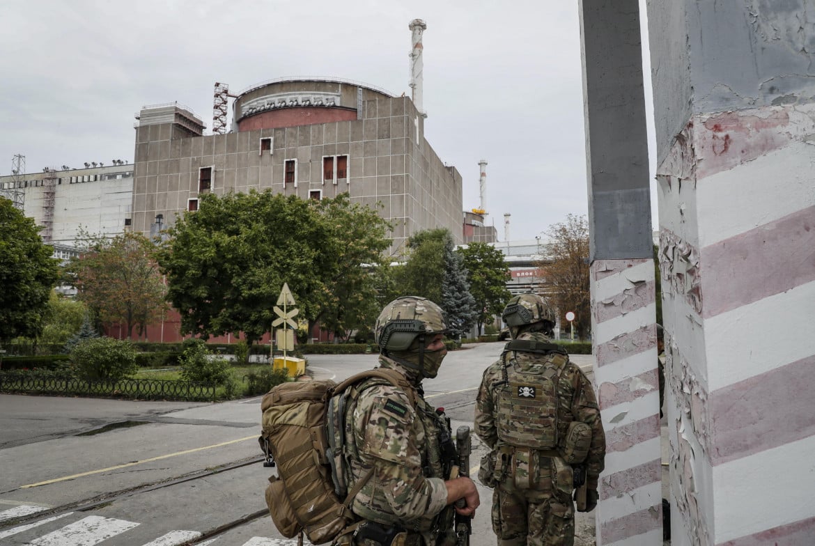 Soldati russi a guardia della centrale nucleare di Zaporizhzhia foto Ansa