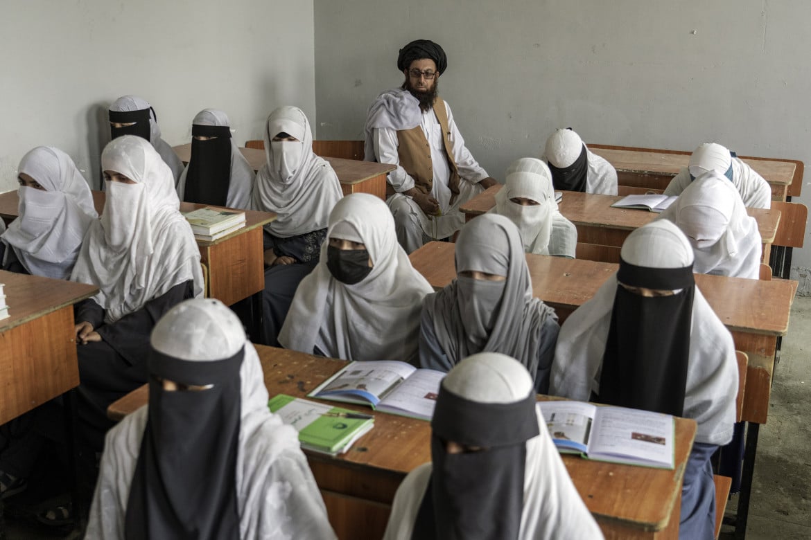 Prima le caccia da scuola, ora Kabul vieta alle donne di lavorare per l’Onu
