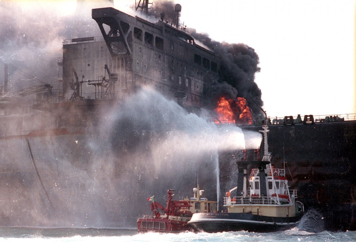 «La Moby Prince si incendiò a causa di una terza nave»