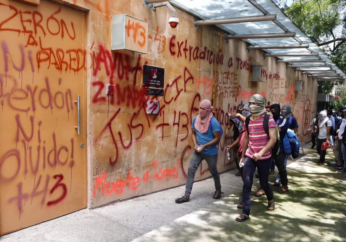 Studenti scomparsi, protesta all’ambasciata israeliana a Città del Messico