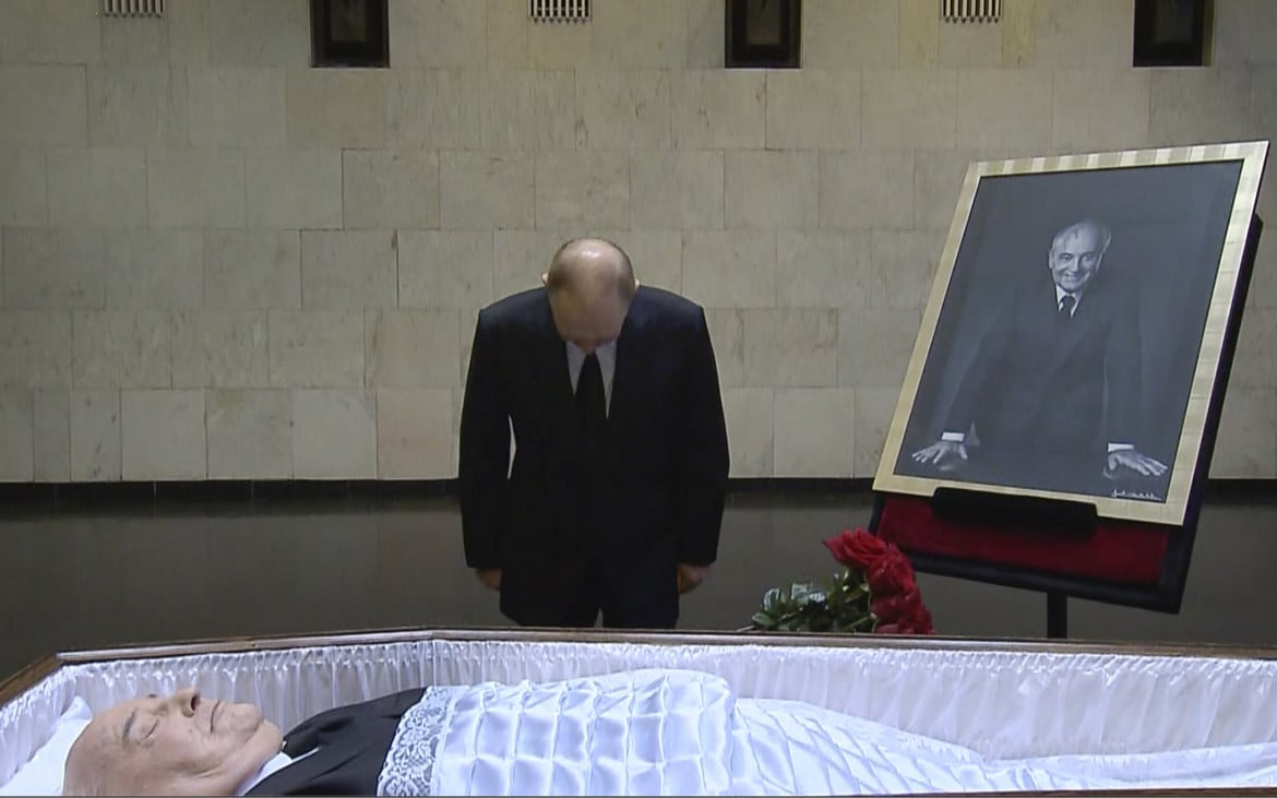 Gorbaciov, un mazzo di rose rosse da Putin  ma funerali di stato soltanto a metà