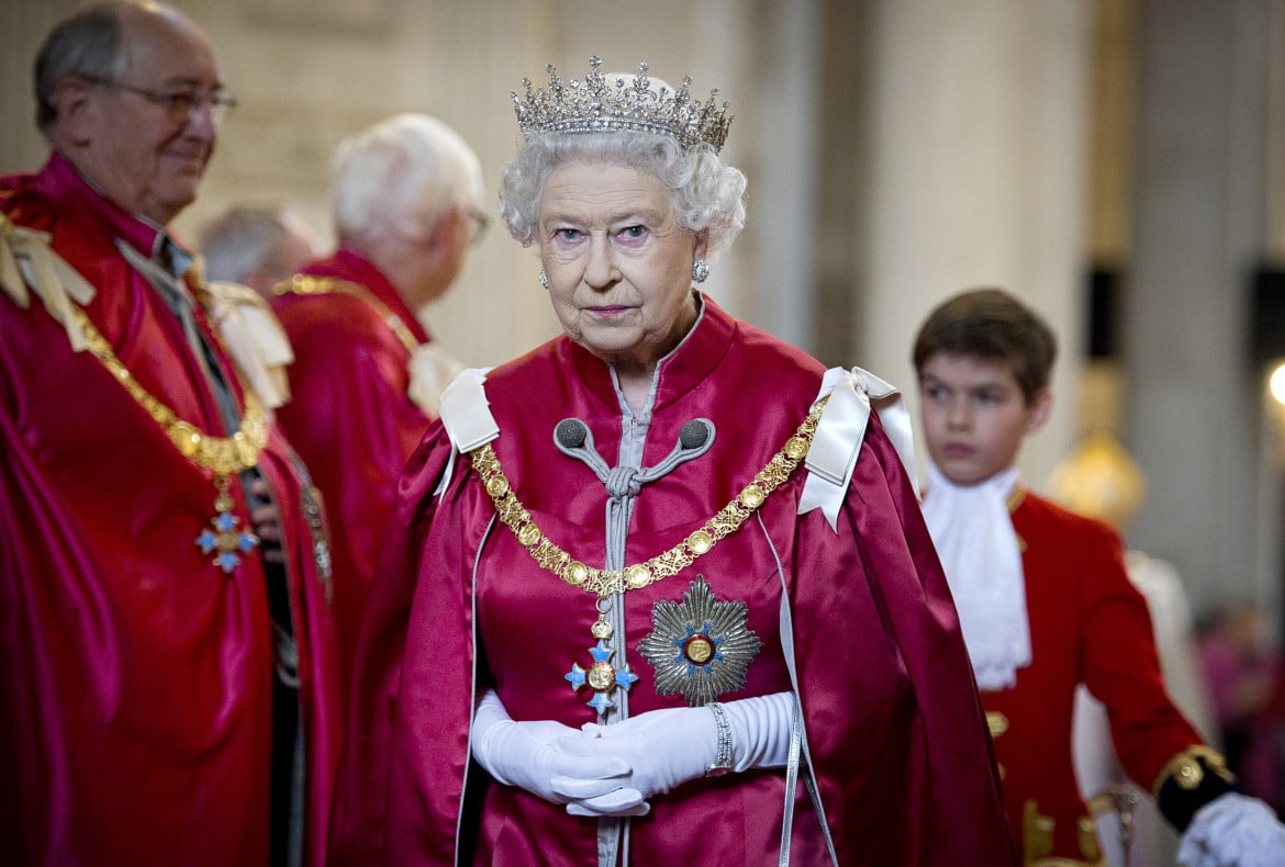 La regina Elisabetta a una cerimonia del 2012, foto Getty Images