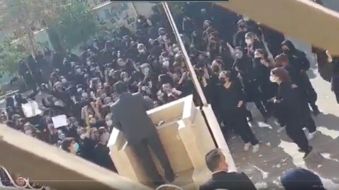 Senza paura, le liceali scuotono la base del regime