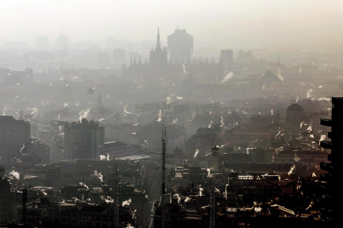 Milano, la città che va di corsa arranca tra i fumi delle auto