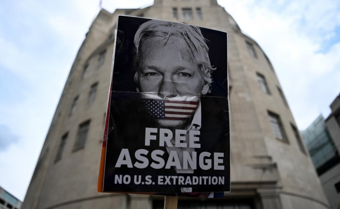 «La mia voce per Assange»: parte la campagna per la liberazione